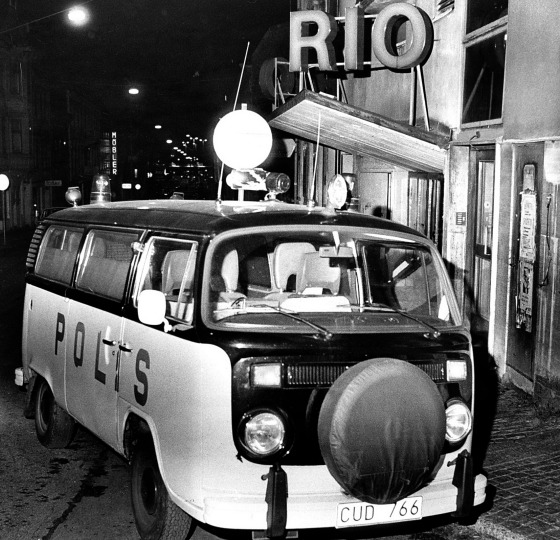 Polisen utanför Rio i samband med ett rån.